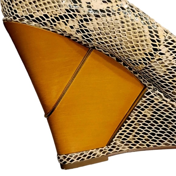 B. Makowsky snakeskin look wedge heels size 6.5 - Picture 2 of 11